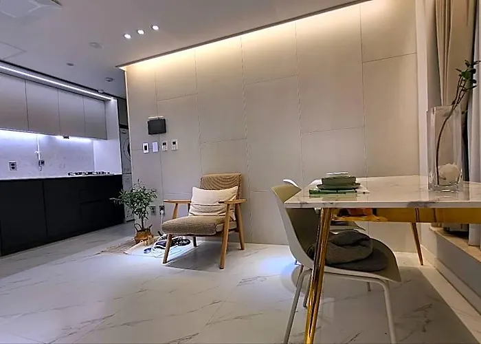 New Build So Neat & Near Park Hotel